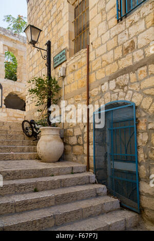 Typische Straße Gasse in der Altstadt von Safed mit Steinmauern und blauen farbigen Türen. Stockfoto