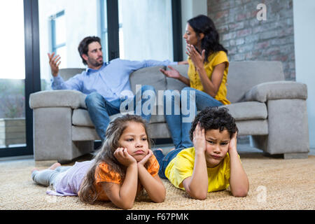 Kinder auf dem Teppich im Wohnzimmer verlegen Stockfoto