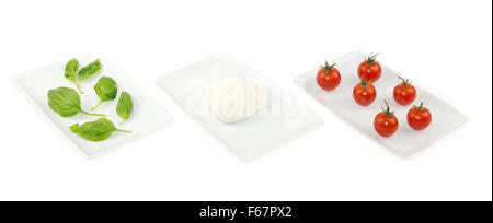 Italienisches Essen grün weiß rot italienische Fahne, Basilikum Mozzarella Tomate rechteckige Gerichte isoliert auf weißem Hintergrund Stockfoto