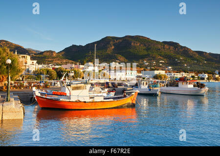 Kleinen Fischerhafen in Makrygialos Dorf im süd-östlichen Kreta, Griechenland Stockfoto