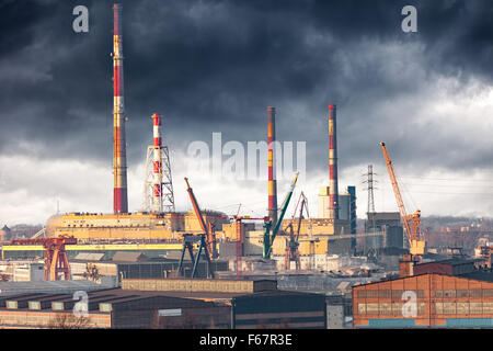 Industriegebiet - BHKW mit hohen Schornsteine vor dramatischen Himmel. Stockfoto