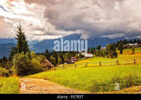 Blick auf die hohe Tatra mit dunklen Wolken im Hintergrund. Stockfoto