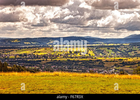 Blick auf die hohe Tatra mit dunklen Wolken im Hintergrund. Stockfoto