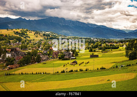 Blick auf die hohe Tatra mit dunklen Wolken im Hintergrund. Stockfoto