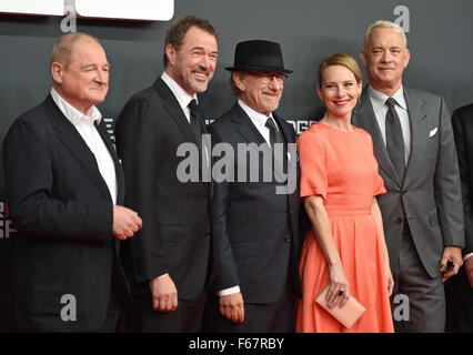 Berlin, Deutschland. 13. November 2015. Deutscher Schauspieler Burghart Klaußner (l-R), Sebastian Koch, US-Regisseur Steven Spielberg und uns Schauspieler Amy Ryan Und Tom Hanks Eintreffen bei der Premiere des Films "Agentenbrücke" in Berlin, Deutschland, 13. November 2015. Der Film beginnen zeigt in den deutschen Kinos am 26. November 2015. Foto: BRITTA PEDERSEN/DPA/Alamy Live-Nachrichten Stockfoto