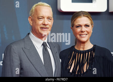 Berlin, Deutschland. 13. November 2015. US-Schauspieler Tom Hanks und seine Ehefrau Rita Wilson kommen bei der Premiere des Films "Agentenbrücke" in Berlin, Deutschland, 13. November 2015. Der Film beginnen zeigt in den deutschen Kinos am 26. November 2015. Foto: BRITTA PEDERSEN/DPA/Alamy Live-Nachrichten Stockfoto