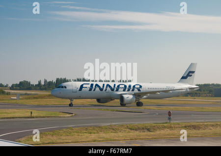 PARIS - 11. Juni 2015: Finnair Flugzeug Landung am Flughafen Roissy Charles de Gaulle International Airport (CDG). Finnair ist die fünfte oldes Stockfoto