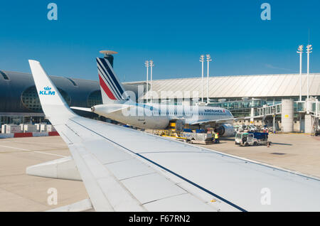 PARIS - 11. Juni 2015: Airfrance Flugzeug auf dem Flughafen Roissy Charles de Gaulle International Airport (CDG). Es ist, dass die französische Flagge carrie Stockfoto