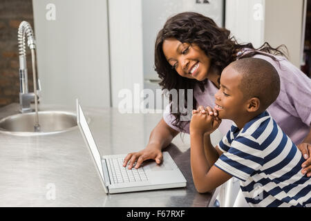 Mutter und Sohn mit laptop Stockfoto