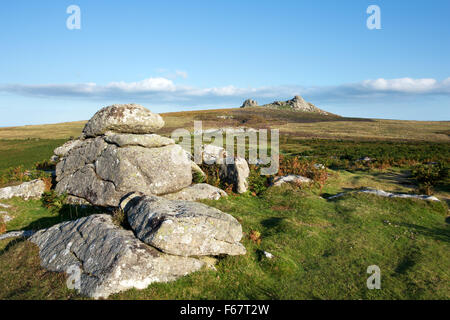 Blick vom Holwell Tor Dartmoor Nationalpark Devon auf Haytor Stockfoto