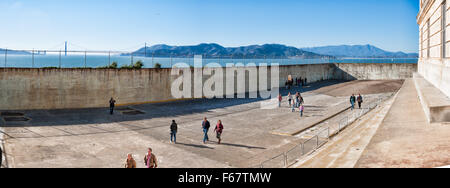ALCATRAZ Insel, CA - 6. November 2015: Alcatraz Federal Penitentiary Freizeit Hof in der San Francisco Bay, Kalifornien. Genommen Stockfoto