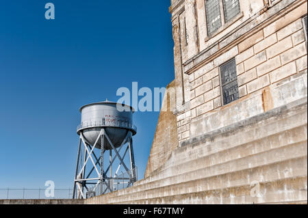 ALCATRAZ Insel, CA - 6. November 2015: Alcatraz Island Wasserturm. Alcatraz ist für Alcatraz Federal Penitentiary bekannt und es ist Stockfoto