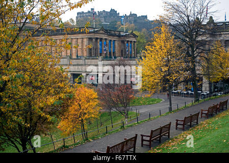 Herbst in den Princes Street Gardens, mit Blick auf die National Gallery of Scotland und Edinburgh Castle im Hintergrund. Stockfoto