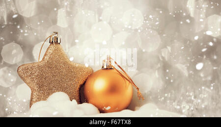 Weihnachtsschmuck und Geschenk boxin Front des Schnees kauerte Kiefern Stockfoto