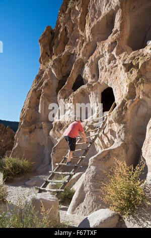 Los Alamos, New Mexico - Bandelier National Monument enthält die Ruinen der uralten Pueblo Behausungen. Stockfoto