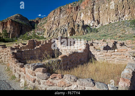 Los Alamos, New Mexico - Bandelier National Monument enthält die Ruinen der uralten Pueblo Behausungen. Stockfoto