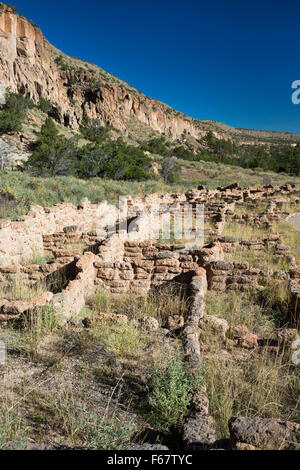 Los Alamos, New Mexico - Bandelier National Monument enthält die Ruinen der uralten Pueblo Behausungen. Stockfoto