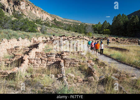 Los Alamos, New Mexico - Bandelier National Monument enthält die Ruinen der uralten Pueblo Behausungen. Stockfoto