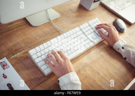 Bild der Frau, die Eingabe über Tastatur beschnitten Stockfoto