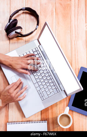 Womans Hände Tippen auf einen laptop Stockfoto