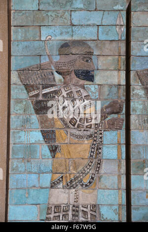 Fries der Bogenschützen. Persische Soldaten. Palast von Darius der große. 6. Jahrhundert vor Christus. Susa. Iran. Louvre-Museum. Paris. Frankreich. Stockfoto