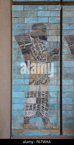 Fries der Bogenschützen. Persische Soldaten. Palast von Darius der große. 6. Jahrhundert vor Christus. Susa. Iran. Louvre-Museum. Paris. Frankreich. Stockfoto