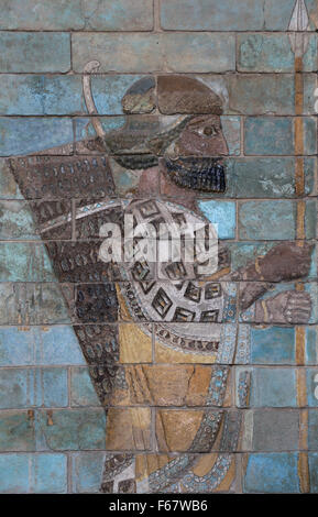 Fries der Bogenschützen. Persische Soldaten. Palast von Darius der große. 6. Jahrhundert vor Christus. Susa. Iran. Louvre-Museum. Paris. Frankreich. Stockfoto