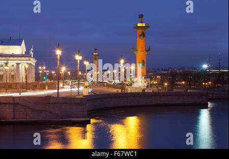 Die alte Sankt Petersburg Börse und Rostral Spalten gesehen vom Fluss Newa, St. Petersburg, Russland. Stockfoto