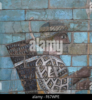 Fries der Bogenschützen. Persische Soldaten. Palast von Darius der große. 6. Jahrhundert vor Christus. Susa. Iran. Louvre-Museum. Paris. Frankreich. Stockfoto