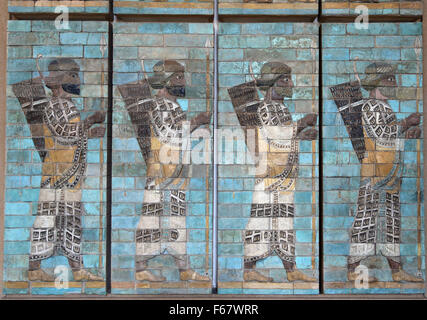 Fries der Bogenschützen. Persische Soldaten. Palast von Darius der große. 6. Jahrhundert vor Christus. Susa. Iran. Louvre-Museum. Paris. Frankreich. Stockfoto