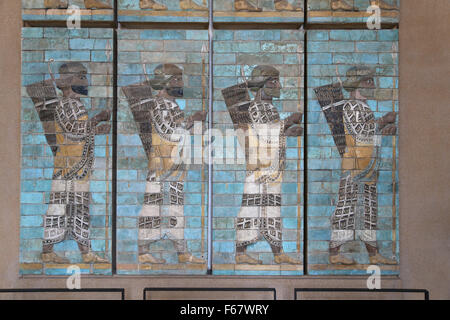 Fries der Bogenschützen. Persische Soldaten. Palast von Darius der große. 6. Jahrhundert vor Christus. Susa. Iran. Louvre-Museum. Paris. Frankreich. Stockfoto