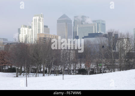 Der Londoner Docklands Canary Wharf Gebäude im Schnee Stockfoto