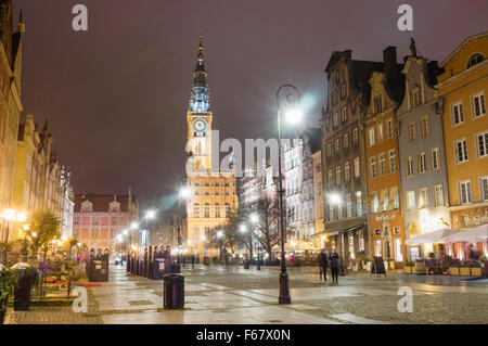 Lange Marktstraße und Uhrturm der Stadt bei Nacht. Danzig, Polen Stockfoto