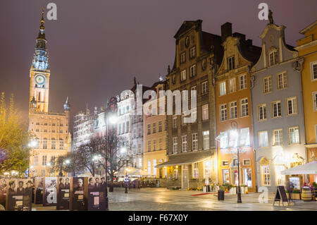 Lange Marktstraße und Uhrturm der Stadt bei Nacht. Danzig, Polen Stockfoto