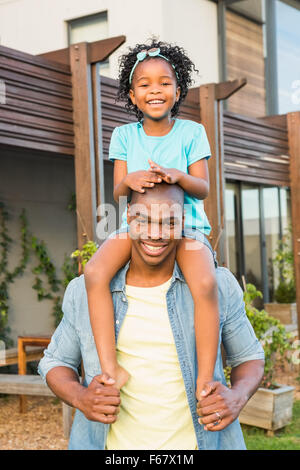 Vater mit Tochter eine Huckepack lächelnd Stockfoto