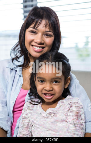 Porträt der glückliche Mutter mit ihrer Tochter Stockfoto