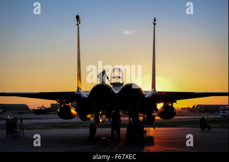 Incirlik Air Base, Adana, Türkei. 12. November 2015. US Air Force f-15 Strike Eagle Kampfflugzeug ist Silhouette, von der untergehenden Sonne kurz landen auf der Incirlik Air Base 12. November 2015 in Adana, Türkei.  Sechs F-15Es von 48th Kämpfer-Flügel zur Unterstützung Betrieb innewohnende lösen und Zähler-ISIL Missionen im Irak und in Syrien eingesetzt. Stockfoto