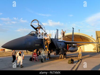 Incirlik Air Base, Adana, Türkei. 12. November 2015. US Air Force f-15 Strike Eagle Kampfpiloten verlasst ihr Flugzeug kurz nach der Landung auf der Incirlik Air Base 12. November 2015 in Adana, Türkei.  Sechs F-15Es von 48th Kämpfer-Flügel zur Unterstützung Betrieb innewohnende lösen und Zähler-ISIL Missionen im Irak und in Syrien eingesetzt. Stockfoto