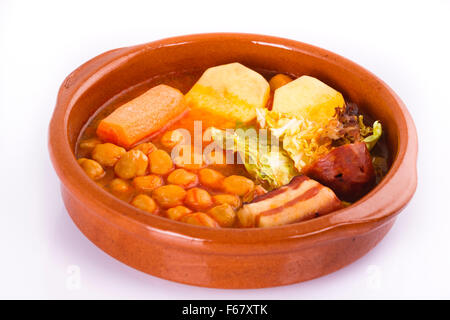 Madrid-Eintopf auf Tontopf, spanische Küche Stockfoto