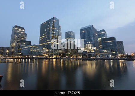 Gebäude Londons Docklands Canary Wharf im Morgengrauen Stockfoto