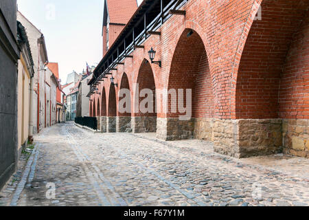 Gepflasterten Straße und defensive Stadt Wand in der Altstadt von Riga, Riga, Lettland Stockfoto