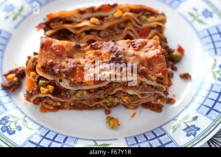 Nahaufnahme von home made Lasagne auf dem Teller Stockfoto