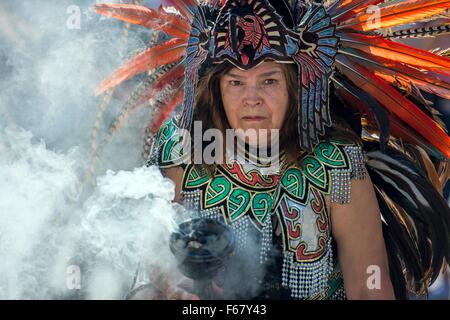 Eine aztekische Erbe Heiler hält einen Kessel mit Säuberung Rauch während der jährlichen Latino Heritage Festival 26. September 2014 in Des Moines, Iowa. Stockfoto