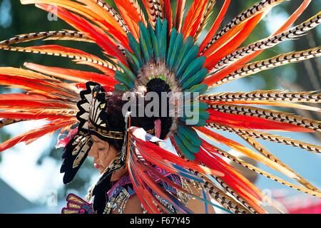 Eine aztekische Erbe Tänzerin trägt einen zeremoniellen Tracht während der jährlichen Latino Heritage Festival 26. September 2014 in Des Moines, Iowa. Stockfoto