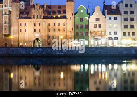 Waterfront Mietshäuser spiegelt sich auf der Mottlau durch die Nacht. Danzig, Polen Stockfoto