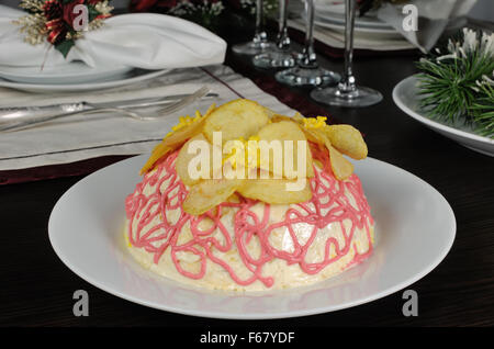 Multi-Schicht-Salat mit Mayonnaise mit den Blumen von chips Stockfoto