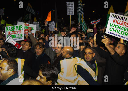 Wembley, London, UK. 13. November 2015. Inmitten hoher Sicherheitsmaßnahmen demonstrieren Hunderttausende Demonstranten Kashmiri, unterstützt durch George Galloway, außerhalb Wembley-Stadion vor einer Adresse zu mehr als 60.000 indische Auswanderer von Premierminister Narendra Modi bei einem "UK begrüßt Modi" Empfang. Modi, ein Hindu und seine Partei BJP werden eine Vielzahl von Menschenrechtsverletzungen gegen religiöse und ethnische Minderheiten in Indien vorgeworfen. Bild: Kaschmiris protest außerhalb des Stadions als Modi Adressen die Masse im Inneren. Bildnachweis: Paul Davey/Alamy Live-Nachrichten Stockfoto