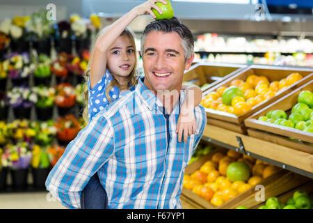 Vater mit seiner Tochter eine Huckepack Stockfoto