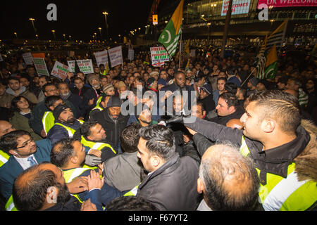 Wembley, London, UK. 13. November 2015. Inmitten hoher Sicherheitsmaßnahmen demonstrieren Hunderttausende Demonstranten Kashmiri, unterstützt durch George Galloway, außerhalb Wembley-Stadion vor einer Adresse zu mehr als 60.000 indische Auswanderer von Premierminister Narendra Modi bei einem "UK begrüßt Modi" Empfang. Modi, ein Hindu und seine Partei BJP werden eine Vielzahl von Menschenrechtsverletzungen gegen religiöse und ethnische Minderheiten in Indien vorgeworfen. Bild: Kaschmiris protest außerhalb des Stadions als Modi Adressen die Masse im Inneren. Bildnachweis: Paul Davey/Alamy Live-Nachrichten Stockfoto