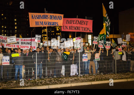Wembley, London, UK. 13. November 2015. Inmitten hoher Sicherheitsmaßnahmen, Hunderte von Kashmiri Demonstranten außerhalb Wembley-Stadion nach einer Adresse zu mehr als 60.000 indische Auswanderer von Premierminister Narendra Modi bei einem "UK begrüßt Modi" Empfang. Modi, ein Hindu und seine Partei BJP werden eine Vielzahl von Menschenrechtsverletzungen gegen religiöse und ethnische Minderheiten in Indien vorgeworfen. Bild: Kashmiri Demonstranten Entlüftung ihre Wut als Modi Anhänger das Stadion verlassen. Bildnachweis: Paul Davey/Alamy Live-Nachrichten Stockfoto